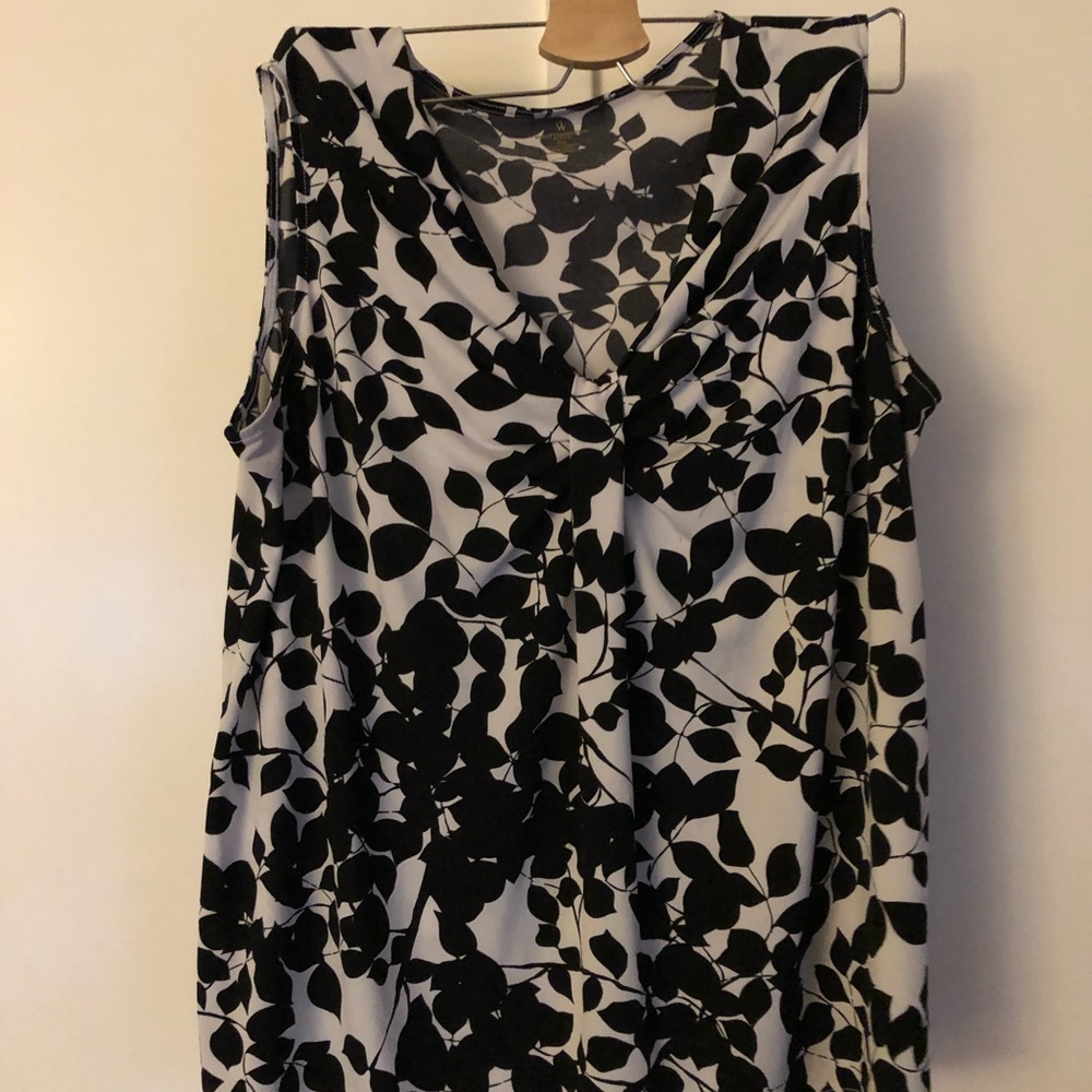 Sleeveless b/w top